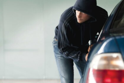 Net ir saugojamoje aikštelėje paliktas automobilis negali būti saugus. Tuo įsitikino panevėžietis, kurio įmonei priklausantį automobilį kažkas pavogė, o vėliau grąžino, tik jau apgadintą.