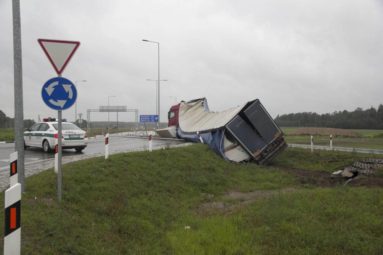 Avarija Panevėžio aplinkkelyje - nuvirto vilkikas