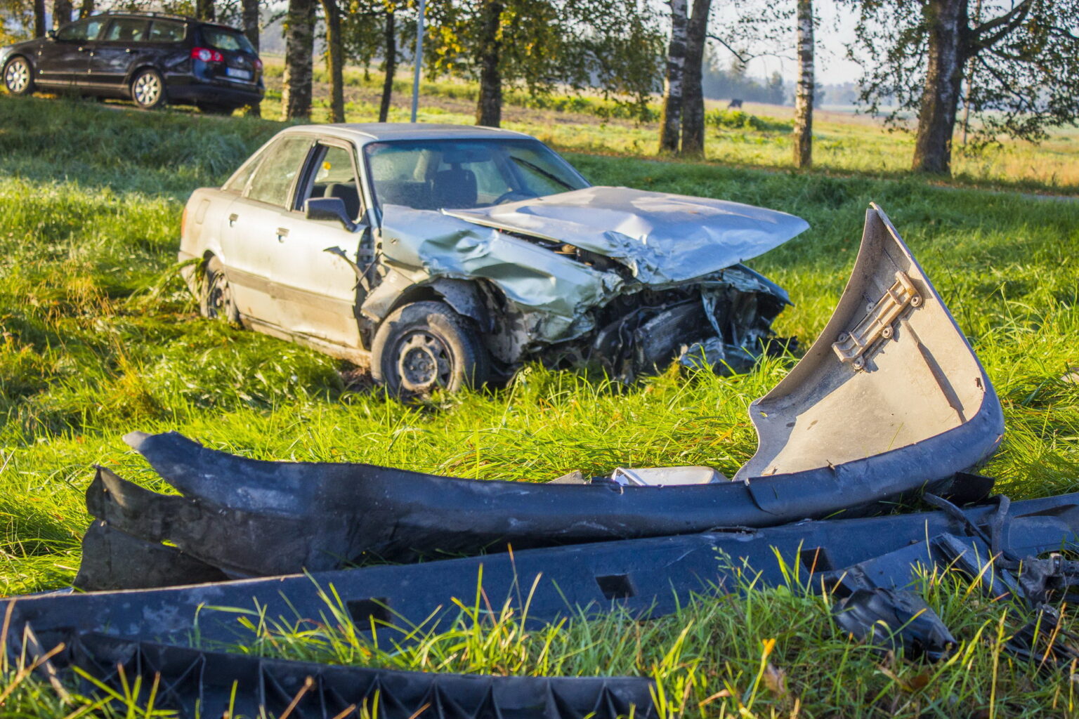 Kelyje Berčiūnai–Naujamiestis, ties Lakštingalų kaimu, susidūrus lengviesiems automobiliams nukentėjo žmonės. M. GARUCKO nuotr.