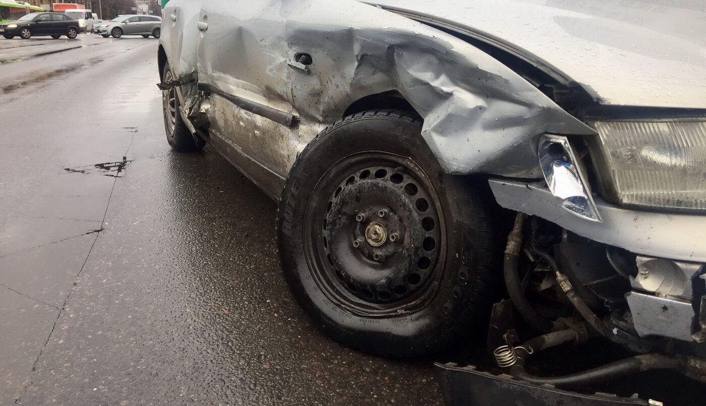 Penktadienio vakarą kelyje Daugpilis–Rokiškis–Panevėžys įvyko skaudi avarija, kurios metu žuvo jaunas vyras.