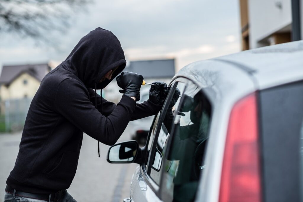 Jau kurį laiką Panevėžyje siaučiantys automobilių vagys be transporto priemonės paliko ir 41-erių panevėžietę.