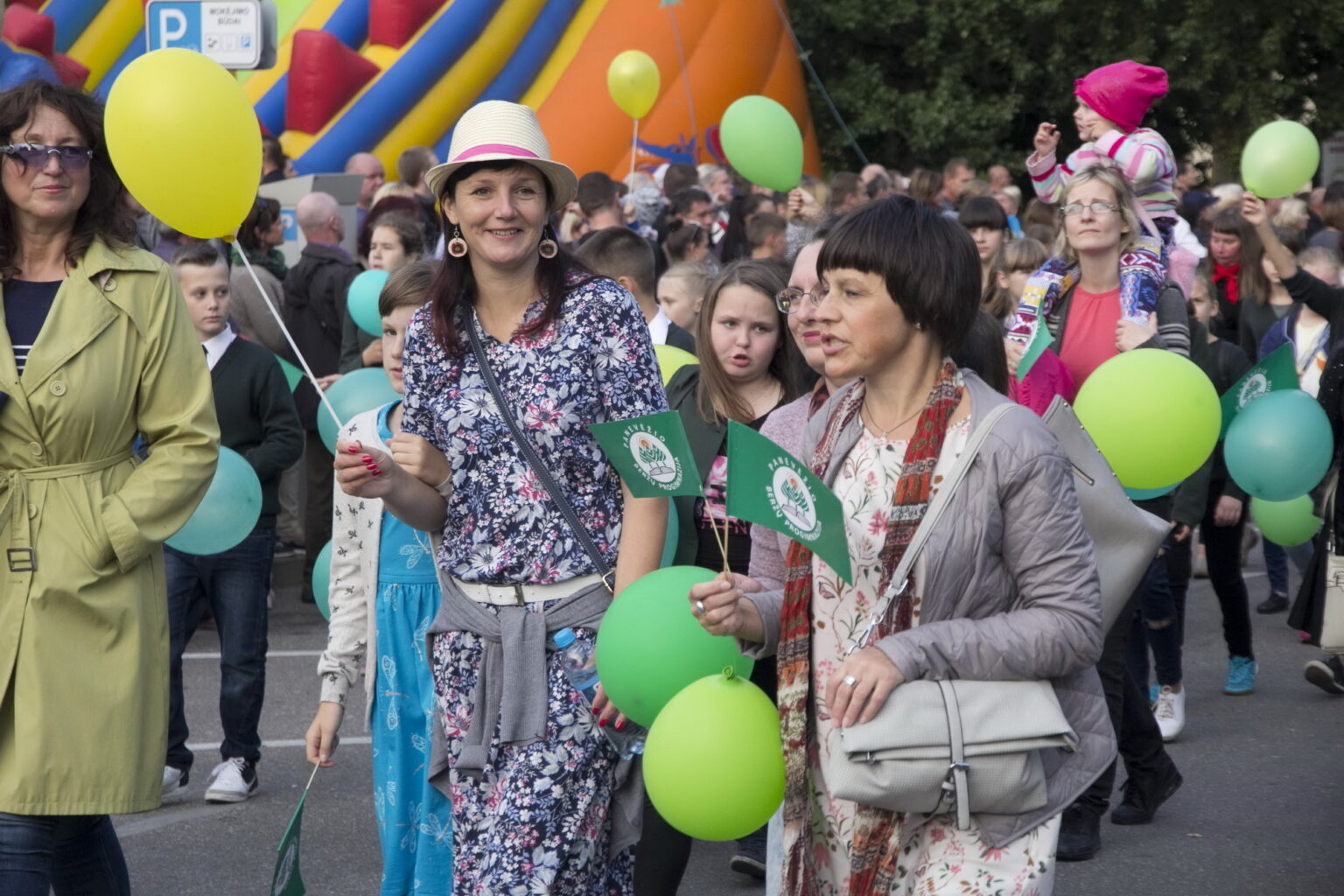 Šeštadienio vakarą miesto gyvenimas tarsi sustojo – visi nuo pačių mažiausių, sėdinčių vėžimėliuose, iki jau garbaus amžiaus sulaukusių senjorų žygiavo pagrindinėmis miesto arterijomis iki Laisvės aikštės.