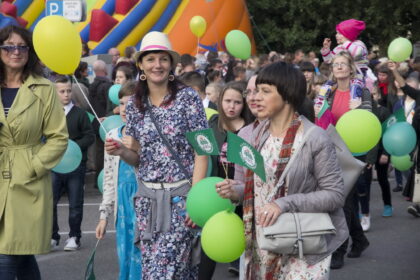 Šeštadienio vakarą miesto gyvenimas tarsi sustojo – visi nuo pačių mažiausių, sėdinčių vėžimėliuose, iki jau garbaus amžiaus sulaukusių senjorų žygiavo pagrindinėmis miesto arterijomis iki Laisvės aikštės.