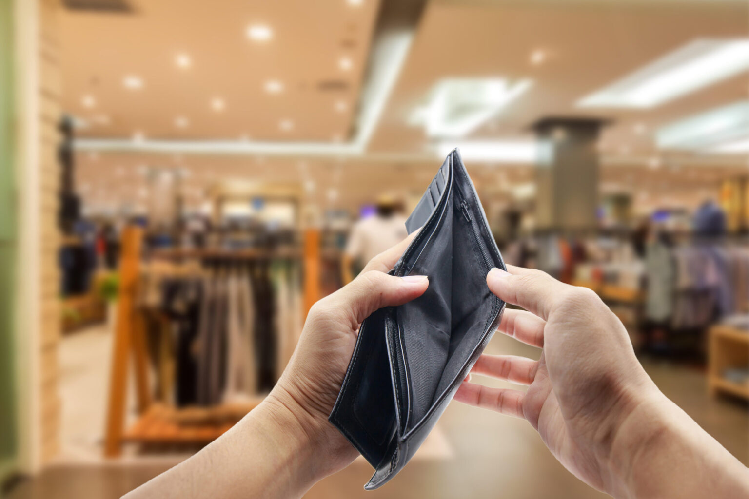 Valdžia skelbia, kad Lietuvoje gyvenimas gerėja – auga vidutinis darbo užmokestis, pensijos, tačiau daugelis ir toliau priversti skaičiuoti, kaip išgyventi iki algų ar pašalpų mokėjimo dienos.