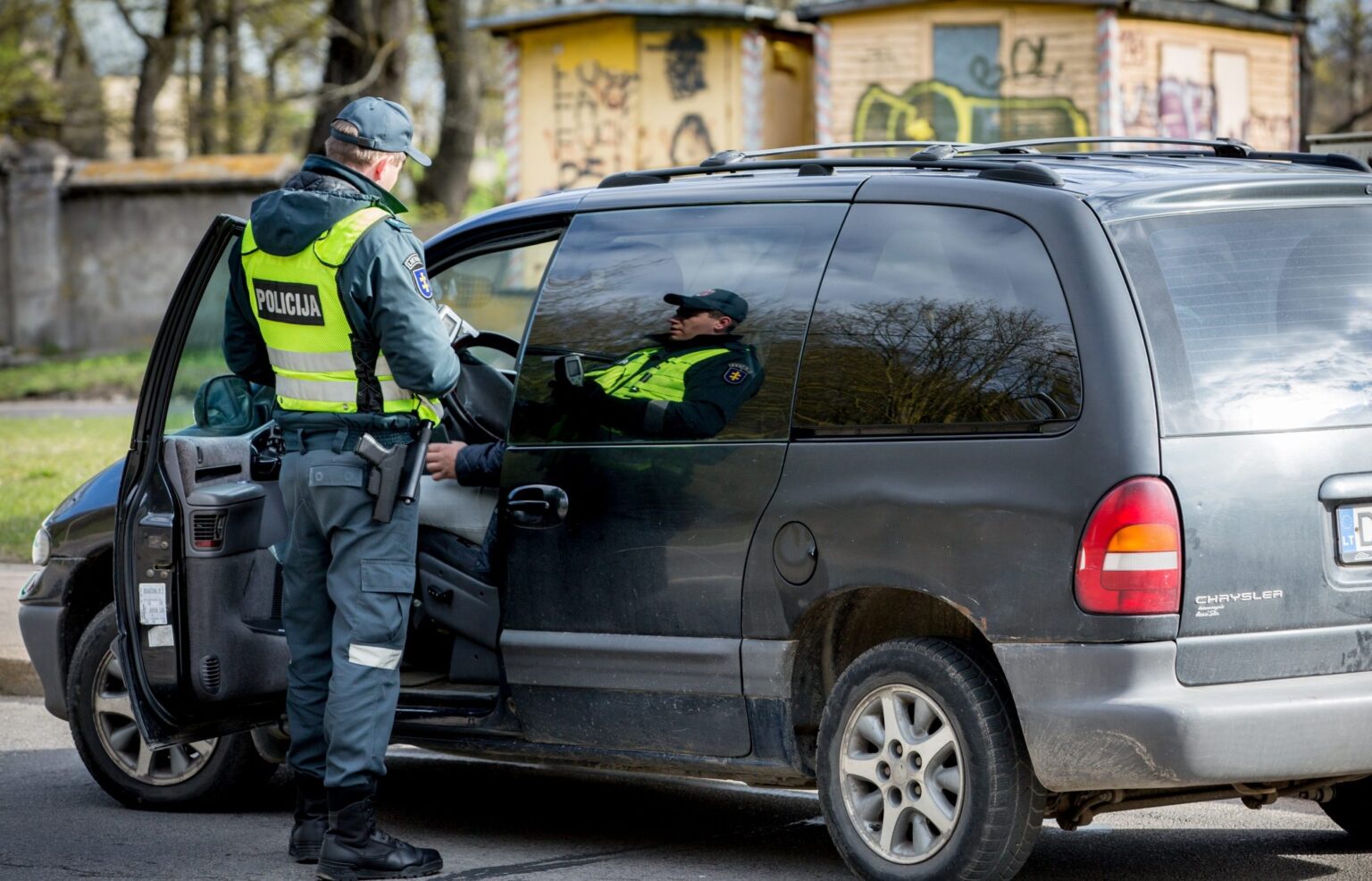 Vidaus reikalų ministerija siūlo panaikinti vairuotojams prievolę su savimi vežiotis vairuotojo pažymėjimą ir kitus dokumentus, užteks tik asmens dokumento. Seimas, po pateikimo, pritarė tokiai iniciatyvai.