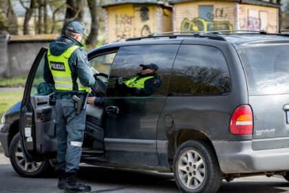 Vidaus reikalų ministerija siūlo panaikinti vairuotojams prievolę su savimi vežiotis vairuotojo pažymėjimą ir kitus dokumentus, užteks tik asmens dokumento. Seimas, po pateikimo, pritarė tokiai iniciatyvai.