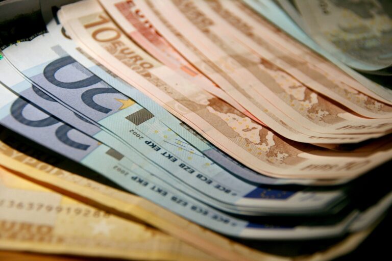 Vyriausybei siūlant nuo kitų metų minimalų atlyginimą (MMA) didinti iki 400 eurų, profsąjungos ir darbdaviai neturi vieningos nuomonės.