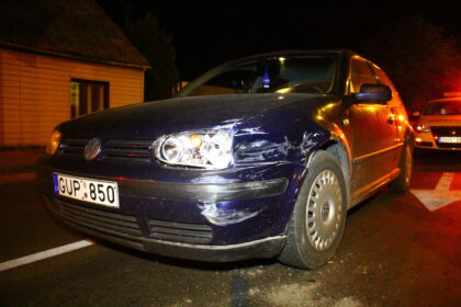 Į sustojusio automobilio galą įvažiavusio „Volkswagen Golf“ vairuotojas buvo toks girtas, kad net sunkiai išsikepurnėjo iš mašinos.