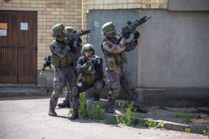 Panevėžio gimtadienio išvakarėse miesto apylinkėse surengtos karių pratybos paženklintos incidentu, per kurį nukentėjo du kariai, ir panevėžiečių išgąsčiu dėl prasidėjusių karinių veiksmų.