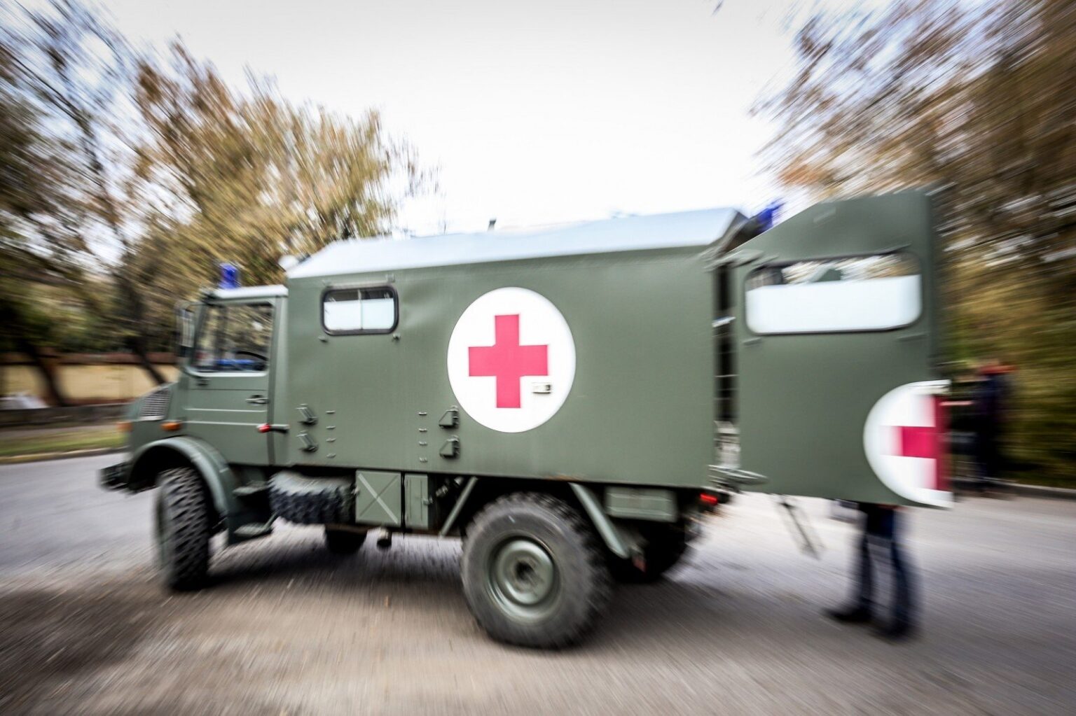 Panevėžio rajone karių pratybose apsivertus jų visureigiui, nukentėjo du karai.