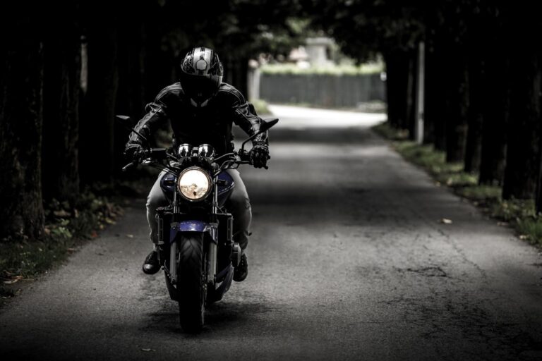 į policijos pareigūnus kreipėsi 18-metis jaunuolis, kuris pranešė, kad vagys iš jo pavogė motociklą. O kitas vyriškis pastebėjo, kad dingo eismo intensyvumo skaičiuoklis.