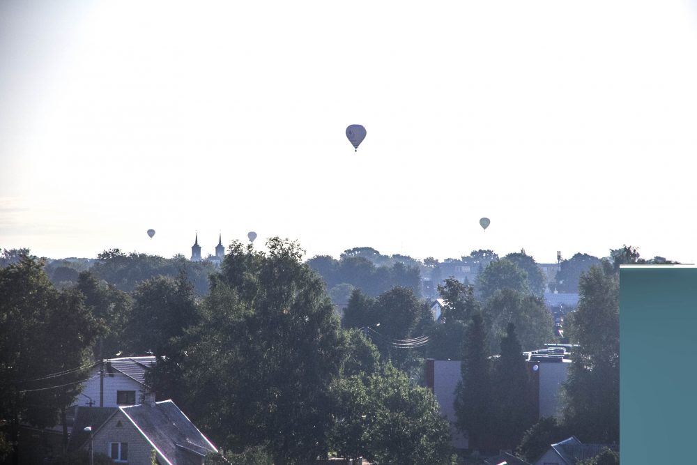 Miesto gimtadienį pradedančius švęsti panevėžiečius penktadienio rytą iš dangaus aukštybių pasveikino spalvoti oro balionai.