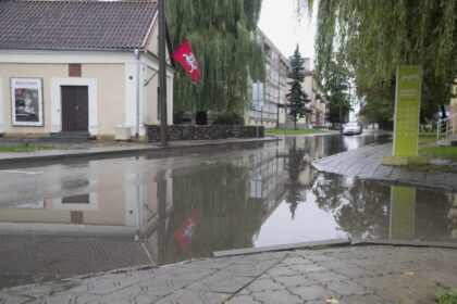 Nesibaigiantis lietus virsta stichine nelaime. Vien per praėjusią naktį Panevėžyje ir jo apylinkėse kritulių kelis kartus viršijo normą.