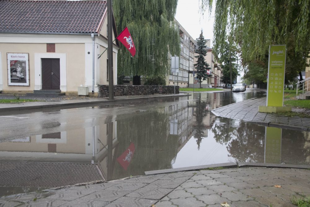 Nesibaigiantis lietus virsta stichine nelaime. Vien per praėjusią naktį Panevėžyje ir jo apylinkėse kritulių kelis kartus viršijo normą.