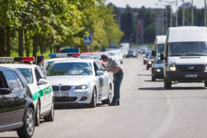 Lietuvos kelių policijos tarnyba (LKPT) paskelbė apie savaitgalį vyksiančius specialius reidus, kurių metų pareigūnai tikrins vairuojančiųjų blaivumą, vykdys greičio kontrolę. 