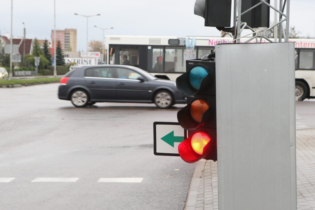 Didžiųjų miestų savivaldybės rengiasi nuo 2020 metų pradžios sankryžose atsisakyti lentelių su žaliomis dešiniojo posūkio rodyklėmis.