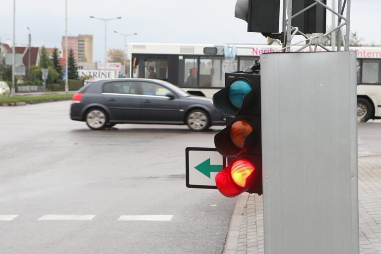 Didžiųjų miestų savivaldybės rengiasi nuo 2020 metų pradžios sankryžose atsisakyti lentelių su žaliomis dešiniojo posūkio rodyklėmis.