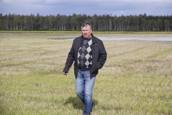 Ėriškių ūkininkas Antanas Čepas sako, kad šiemet apsemta apie 50 procentų jo laukų, o juos, be vandens, dar niokoja ir miško žvėrys. V. Bulaičio nuotr.