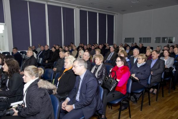 Dėl potvynio nukentėjusiems Panevėžio rajono ūkininkams atvykęs žemės ūkio ministras B. Markauskas nieko paguodžiamo negalėjo pasakyti. V. Bulaičio nuotr,.