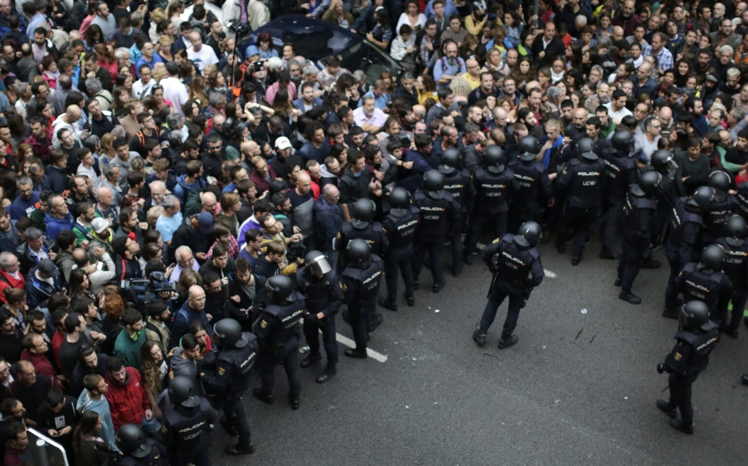 Nepriklausomybės referendumą rengiančioje Katalonijoje iki šiol veikia 73 proc. balsavimo centrų, prie vieno jų protestuotojai buvo apšaudyti policijos.