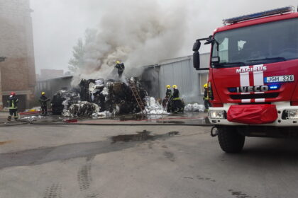 Nors ugnis įsiplieskė Smėlynės gatvėje, šalia geležinkelio pervažos, dūmų debesys buvo matyti toli nuo jos gyvenantiems panevėžiečiams.