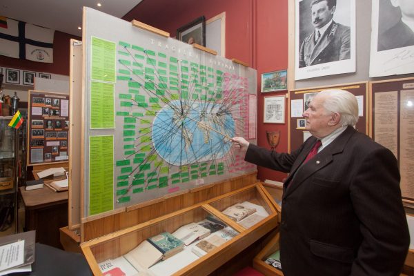 J. Balčikonio gimnazijoje 1972 m. atidaryto mokyklos istorijos muziejaus įkūrimu rūpinosi ir nuo pat pirmųjų įkūrimo dienų vadovo V. Baliūnas. "Sekundės" archyvo nuotr.