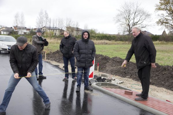 Aplinkui Vyčių kaimą laukus dirbantys ūkininkai, matydami, kad asfaltuotas kelias jų technikai tapo neįveikiamas, ryžosi valdininkams praktiškai pademonstruoti, kiek bėdų žemdirbiams pridarė tokia rekonstrukcija. V. 