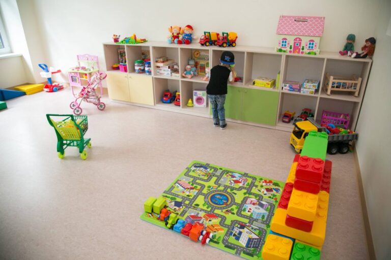 Panevėžio miesto savivaldybės administracijos direktoriaus Rimanto Paužos įsakymu nuo rytdienos pradedamos šildyti miesto ikimokyklinio ugdymo įstaigos, bendrojo ugdymo, neformaliojo vaikų švietimo ir formalųjį švietimą papildančios ugdymo mokyklos.