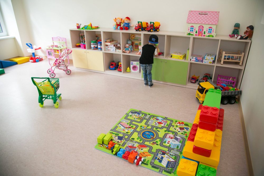 Panevėžio miesto savivaldybės administracijos direktoriaus Rimanto Paužos įsakymu nuo rytdienos pradedamos šildyti miesto ikimokyklinio ugdymo įstaigos, bendrojo ugdymo, neformaliojo vaikų švietimo ir formalųjį švietimą papildančios ugdymo mokyklos.