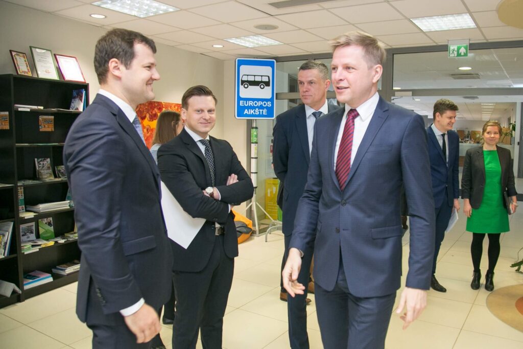 Daugiausia narių taryboje turintys liberalai nusprendė nebetęsti darbo koalicijoje su konservatoriais.