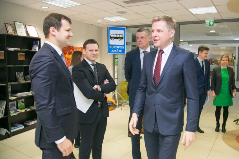 Daugiausia narių taryboje turintys liberalai nusprendė nebetęsti darbo koalicijoje su konservatoriais.
