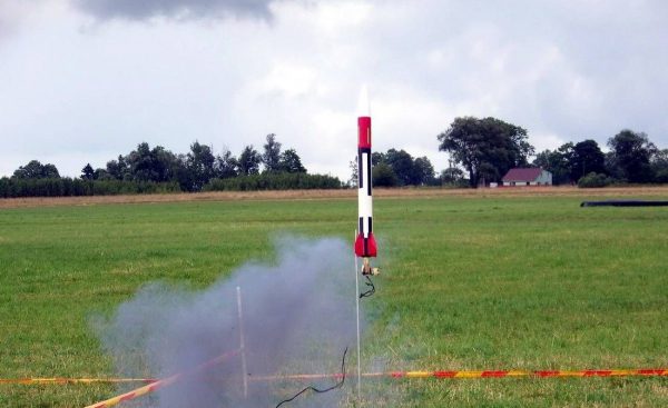 Pasakodamas apie vaikų triūsą V. Kulbokas skuba parodyti vieną įspūdingiausių savo mokinių darbų – sumažintą amerikietiškos raketos modelį. Tikrą tokį ginklą JAV į Lietuvą dar tik žada atvežti ateityje, o dembaviečiai jau turi jos kopiją. V. Kulboko asmeninio albumo nuotr.