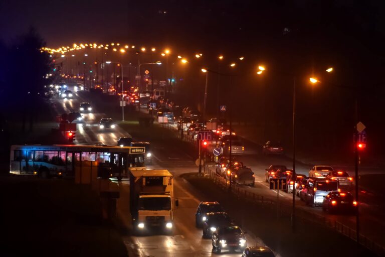 Panevėžio miesto savivaldybė svarstys galimybę uždrausti statyti automobilius didelio eismo intensyvumo miesto gatvėse.