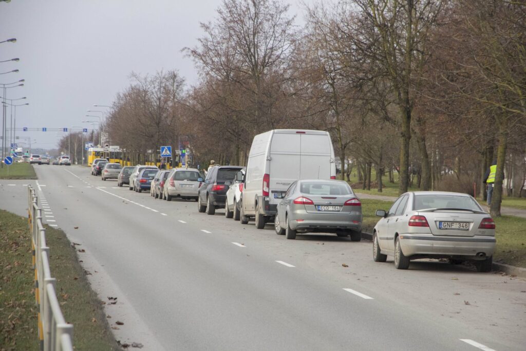 Jau kuris laikas piko metu pagrindinės Panevėžio gatvės tampa sunkiai išvažiuojamos. Senuosius šviesoforus pakeitus išmaniaisiais, saugumas keliuose pagerėjo, tačiau to kaina – kilometrinės spūstys.