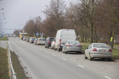 Jau kuris laikas piko metu pagrindinės Panevėžio gatvės tampa sunkiai išvažiuojamos. Senuosius šviesoforus pakeitus išmaniaisiais, saugumas keliuose pagerėjo, tačiau to kaina – kilometrinės spūstys.