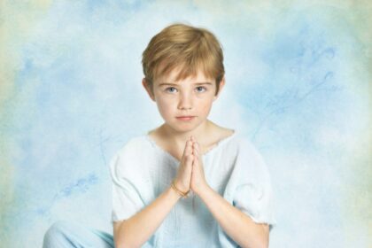 Žinomos fotografės ir vaikų teisių ambasadorės Anne Geddes paroda „Apsaugokime mūsų ateitį: meningokokinę infekciją išgyvenusių asmenų portretai“.