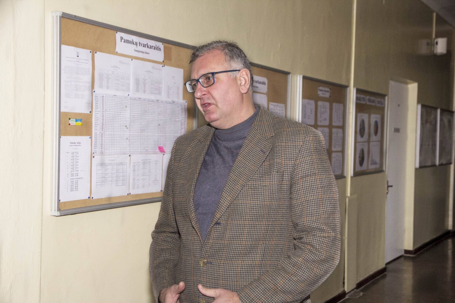 Vadinamieji „otkatai“ iš mokytojų už paskirtas papildomas valandas, grasinimai atleisti iš darbo pavaldinius išvadinant musmirėmis ar net žiurkėmis.