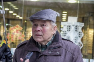 Ponas ROMAS: Galiu tik patvirtinti, ką sako kiti. Mes visą gyvenimą dirbome, tarkim, aš išdirbau 60 metų, dabar vos pragyvenu, tai kaip aš Seimo darbą galiu vertinti? Jie žiūri savęs, ne tautos. Daugelis sako, kad mažiau būtų vagių valdžioj, kitaip gyventume. Ir aš taip manau. Bet kaip mums žinoti, ką renkame? Jei būtų draugas, brolis, giminaitis, žinočiau, kas jis per žmogus. O kas iš to, jei eidamas į Seimą juodu ant balto apie save papaišo? Biografija dar ne viskas.