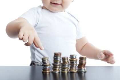 Seimas pritaria, kad išmokos būtų mokamos visiems vaikams – priklausomai nuo šeimos finansinės padėties ir vaikų skaičiaus jos siektų nuo 30 iki 58,5 eurų per mėnesį.