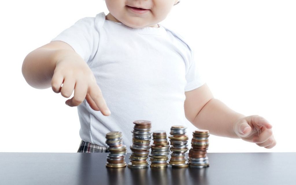 Seimas pritaria, kad išmokos būtų mokamos visiems vaikams – priklausomai nuo šeimos finansinės padėties ir vaikų skaičiaus jos siektų nuo 30 iki 58,5 eurų per mėnesį.