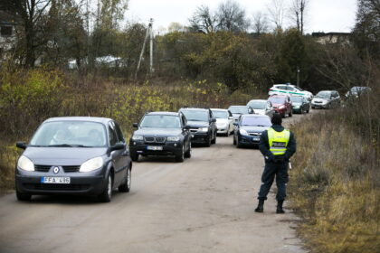 Policijos pareigūnai šiandien primena liūdną statistiką: Vėlinių dienomis eismo įvykių šalyje registruojama per pusę daugiau nei įprastai. Todėl vairuotojai ir jų keleiviai raginami, esant galimybei, į kapines verčiau vykti viešuoju transportu.