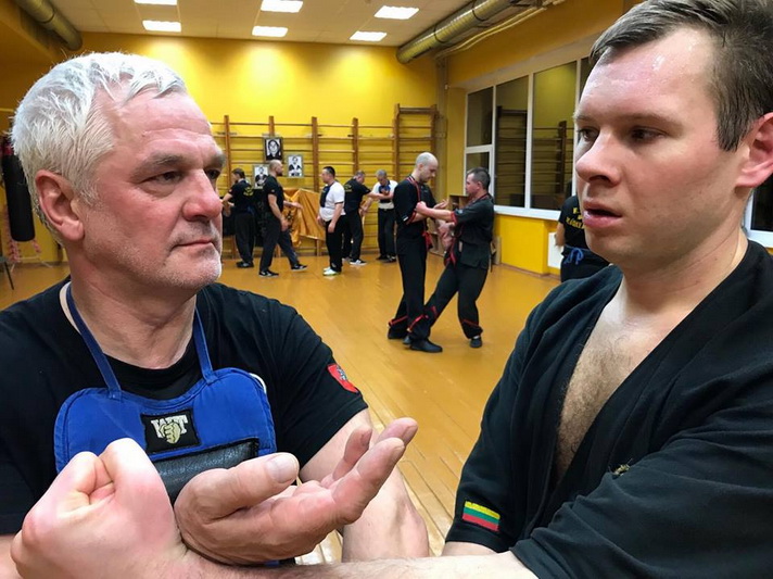 Išmokti nugalėti be kovos – galima, tereikia kantrybės ir darbo, – tikina visą laisvalaikį Wing Tsun kovos meno paslapčių tobulinimui ir propagavimui skiriantis Vitas Matuzas. ASMENINIO ALBUMO nuotr.