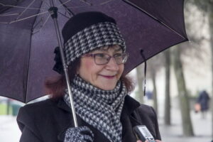 ZINA KUKORIENĖ: Šitą Seimą sveikinu už naujoves. Jas matome ir sveikatos, ir valstybės įmonių valdymo srityse. Iki šiol buvo daug paslapčių, dabar jas atskleidė, todėl ant Seimo tiek daug pykstančiųjų ir tiek skandalų. Labai gerai, kad sugriežtino alkoholio įstatymą. Mano artimoje aplinkoje yra alkoholikas. Bene dešimt metų dėl to kenčiu, o dabar matau, kad pabrangus svaigalams pradėjo mažiau pirkti. Galėtų ir dar labiau sugriežtinti pardavimą. Galiu pasakyti, kad žurnalistai labai mėgsta politikus šmeižti, kritikuoti, o aš manau, kad Seimas dirba kaip niekad gerai.