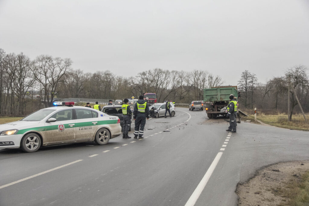 Trečiadienio popietę, apie 14.30 val., Panevėžio rajone, ties posūkiu į Velželį susidūrė trys transporto priemonės. Automobiliai suniokoti smarkiai, bet aukų pavyko išvengti.