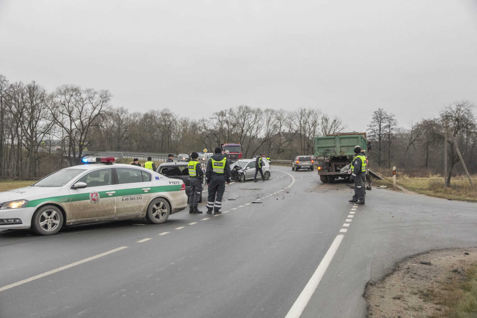 Trečiadienio popietę, apie 14.30 val., Panevėžio rajone, ties posūkiu į Velželį susidūrė trys transporto priemonės. Automobiliai suniokoti smarkiai, bet aukų pavyko išvengti.