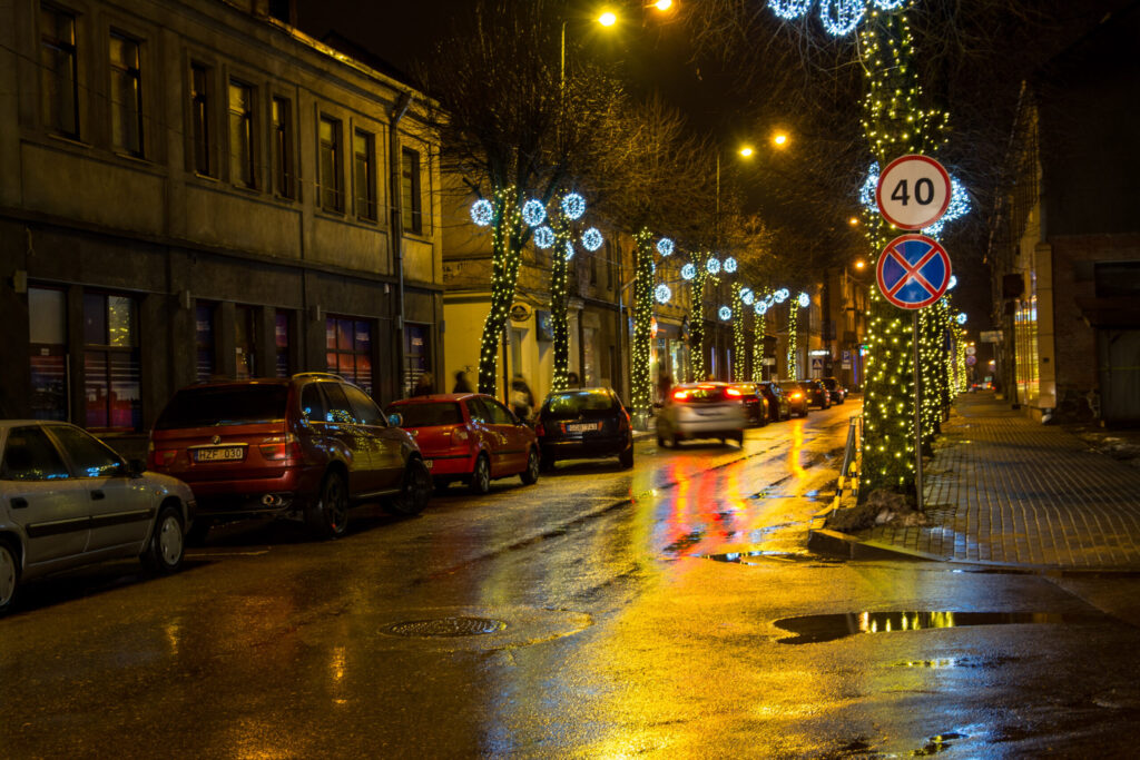 Gruodžio 1 d. 18 val. Panevėžyje bus įžiebta Kalėdų eglė. Metalo konstrukcijų žaliaskarė Laisvės aikštėje bus pradėta statyti kitos savaitės pradžioje.