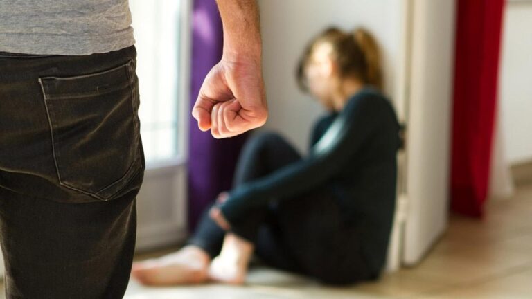 Lygių galimybių kontrolieriaus tarnybos užsakymu atlikta Lietuvos apklausa parodė, kad pusė Lietuvos gyventojų yra linkę manyti, jog moterys, prieš kurias smurtaujama, yra pačios dėl to kaltos.