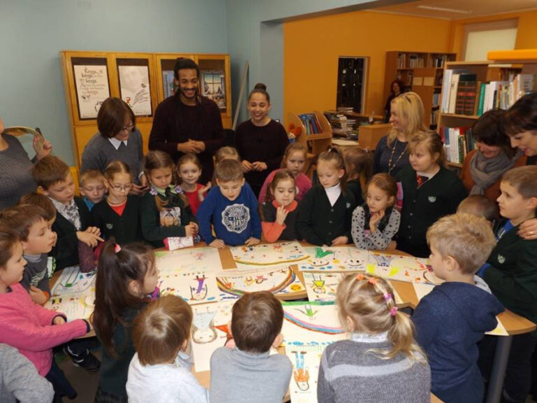 Jaunatvišku klegesiu ir spalvingais piešiniais paminėta Tarptautinė tolerancijos diena, tačiau šventėje nuskambėjo ir atsisveikinimo žodžiai.