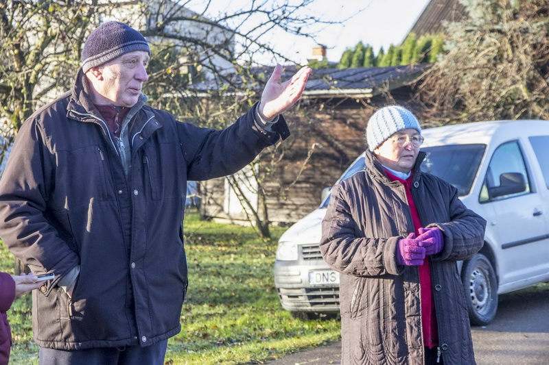 „Ąžuolo“ bendrijos pirmininkas Vladas Lipnevičius vienišą kaimynę mokė, kaip galima nusausinti kiemą. V. BULAIČIO nuotr.
