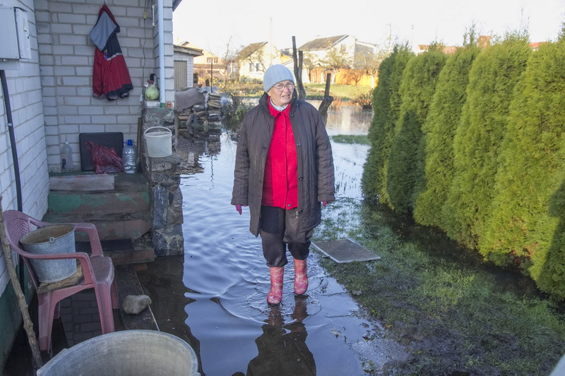 Jau tris savaites Regina Vinciūnienė gyvena baloje. V. BULAIČIO nuotr.